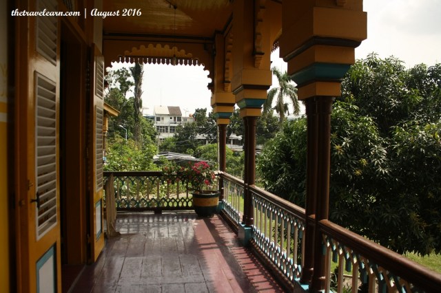 Melepas Pandang Melalui Bukaan Lebar di Balkon Istana Maimun