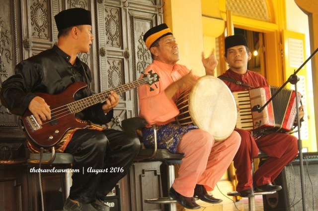 Pertunjukkan Musik Melayu di Istana Maimun
