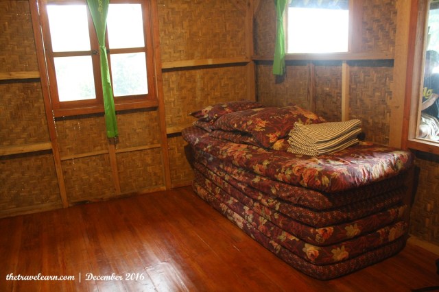 Di sinilah, dengan kasur-kasur ini, kami bermalam