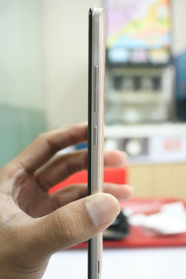 Sisi kanan Infinix Hot 3 LTE