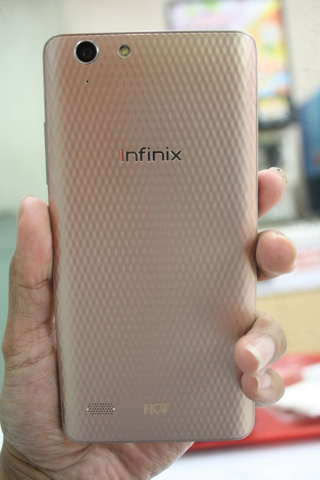 Tampak belakang Infinix Hot 3 LTE