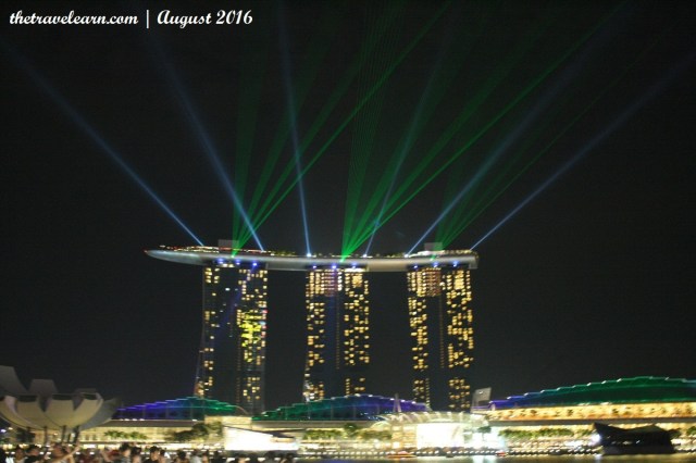 Pertunujukkan gratis Wonder Full at Marina Bay Sands, dilihat dari Merlion Park