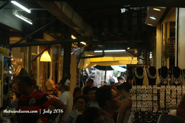 Dipilih bajunya, baaanggg. Celana juga boleeh. Jockstrap juga ayaaa.